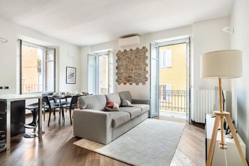 Arona Apartment | Centro Storico Nido a 147 passi dal Lago Maggiore