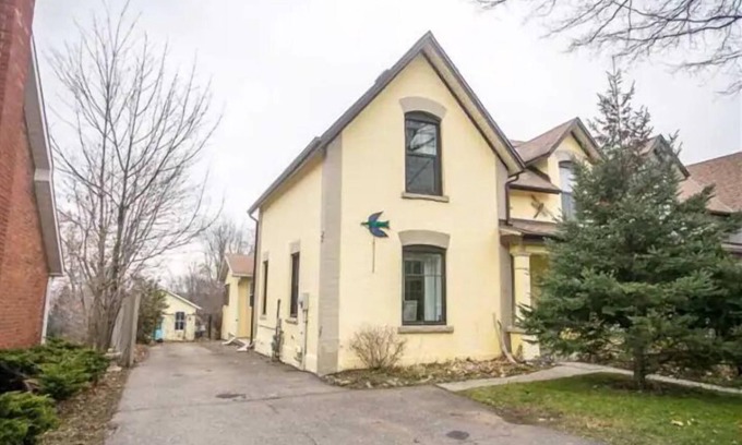 Orangeville House | Century home 3 bed with Gas Fireplace/fenced yard and 5 minute walk to Broadway