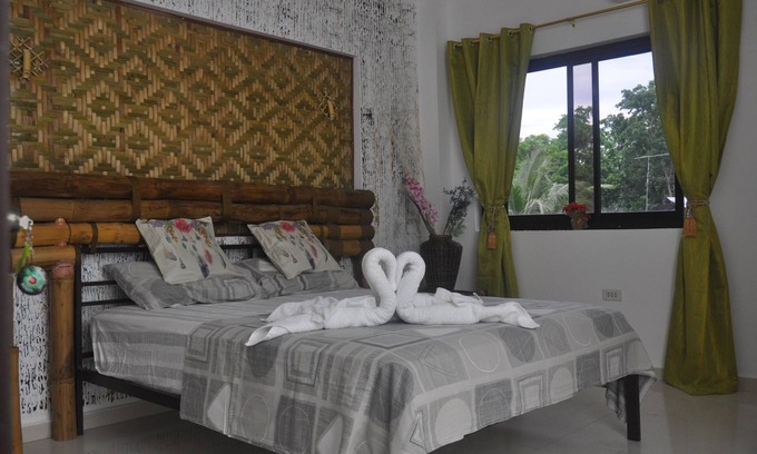 Tagbilaran House | CH1 NICE ROOM WITH PRIVAT BATHROOM IN LUXURY VILLA Fiber internet unlimited