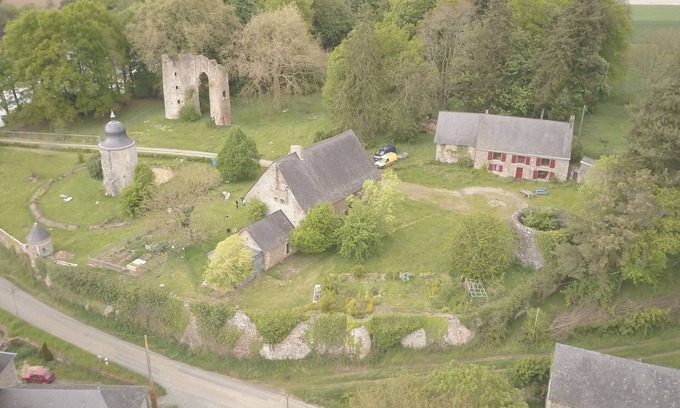 Saint-Thomas-de-Courceriers Cottage | Charming Tower In A Medieval Property , private fishing lake