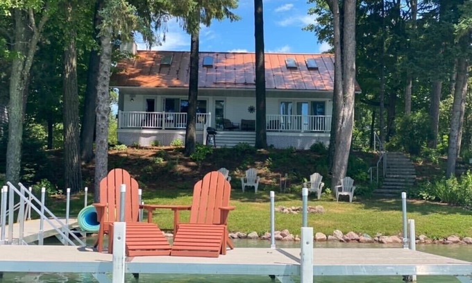 Waupaca House | Chain O' Lakes Pleasant Heaven - Sleeps 10