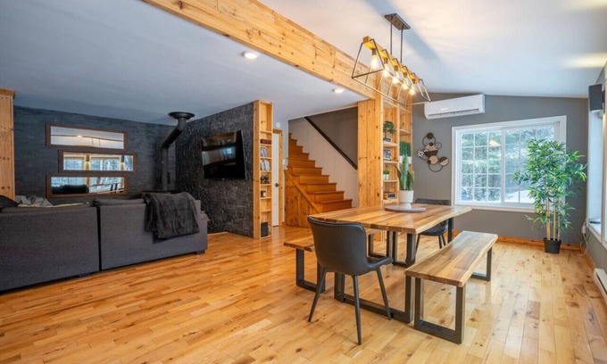 Matawinie Regional County Municipality Apartment | Chalet Synergie|Hot Tub | River & Kayaks |Sleeps 8
