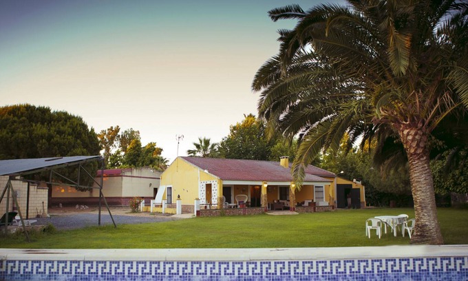 Puebla de la Calzada Villa | Chalet, 4 rooms, pool .