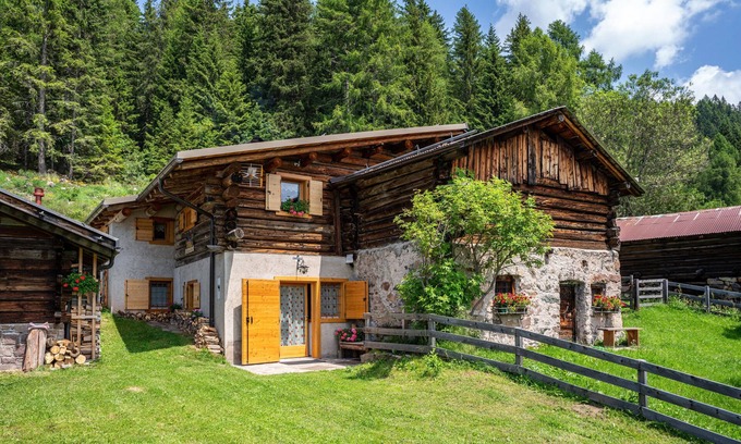Palu del Fersina Ski Chalet | Chalet 'Baita Naibiz' with Mountain View, Private Terrace and Wi-Fi