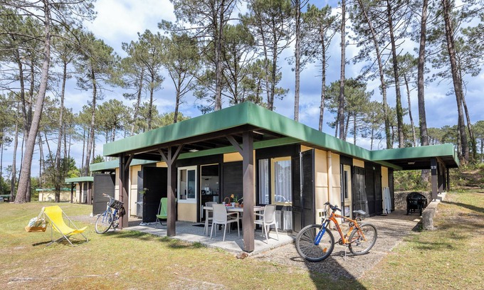 Leon Ski Chalet | Chalet 'Bungalow 4 Pers Village Vacances' with Shared Pool, Private Terrace and Wi-Fi