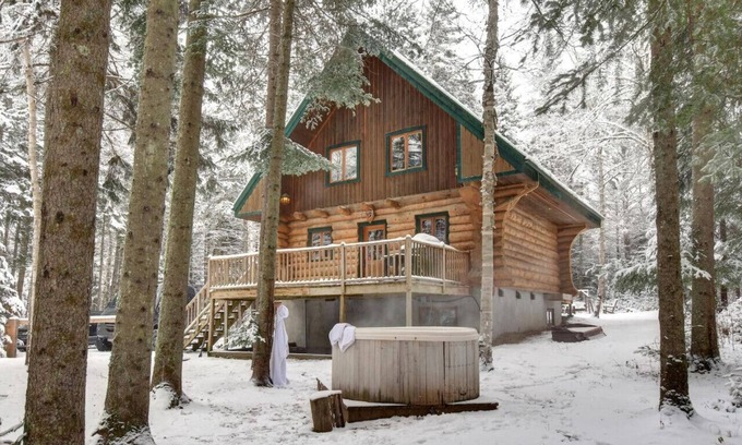 Saint-Faustin-Lac-Carre Ski Chalet | Chalet Le Solitude | 2 Bedrooms | Hot Tub | Nature