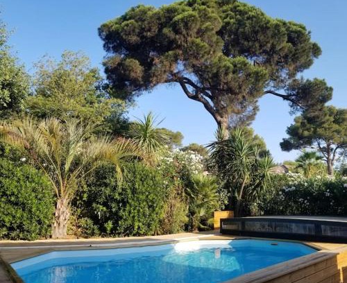 Gassin Ski Chalet | Chalet Californien, piscine privée, plage 5 mn !