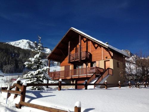 Reallon Ski Chalet | Chalet Crocus - Magnifique chalet aux pieds des pistes au cœur de la station de Réallon 10 à 12 couchages CHALCROCUS MAE-9031