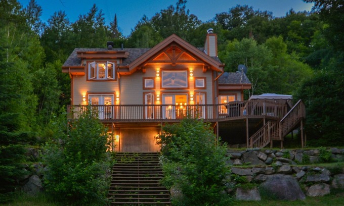 Sainte-Anne-du-Lac Ski Chalet | Chalet des Grands Espaces Verts- with spa and breathtaking waterfront views