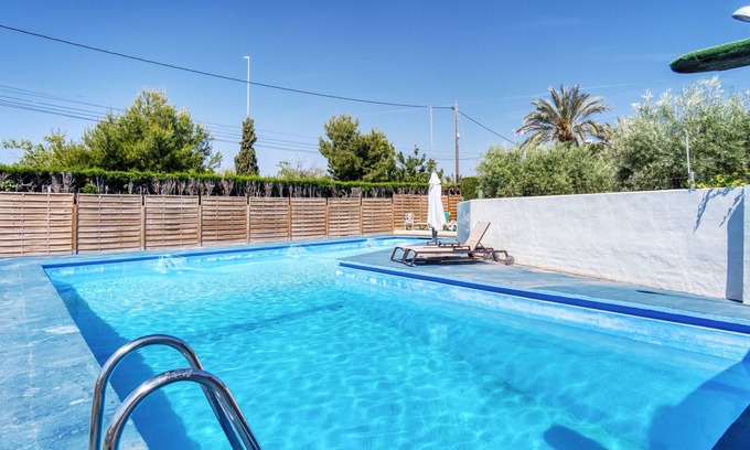 San Vicente del Raspeig Ski Chalet | Chalet 'Casa Dakota' with private pool, private terrace and Wi-Fi