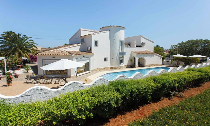Els Poblets Ski Chalet | Chalet Felizia, top location, large pool. Comfort and tranquility,max 16 guests,