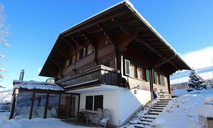 Zweisimmen Ski Chalet | Chalet Finkenwiese, apartment for 8 adults + 5 kids, ski-in