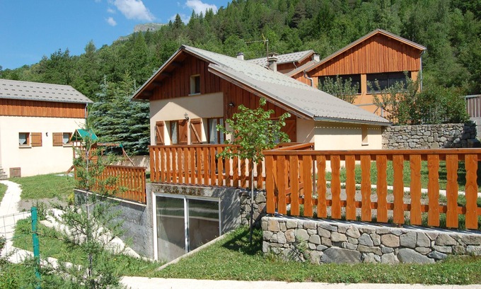 Saint-Jean-Saint-Nicolas Ski Chalet | Chalet 'Génépi 6 Personnes' with Mountain View, Private Terrace and Wi-Fi