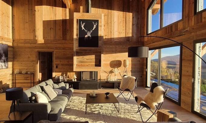 Les Angles Ski Chalet | Chalet 'G2' with Lake View, Private Terrace and Wi-Fi