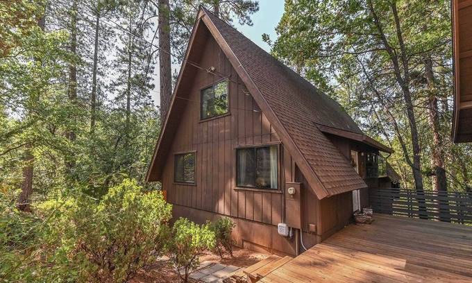 Hathaway Pines Ski Chalet | Chalet in Stanislaus National Forrest near Murphys w/privacy and canyon views