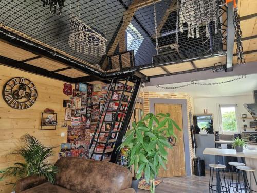 Sorigny Ski Chalet | Chalet industriel avec filet et spa