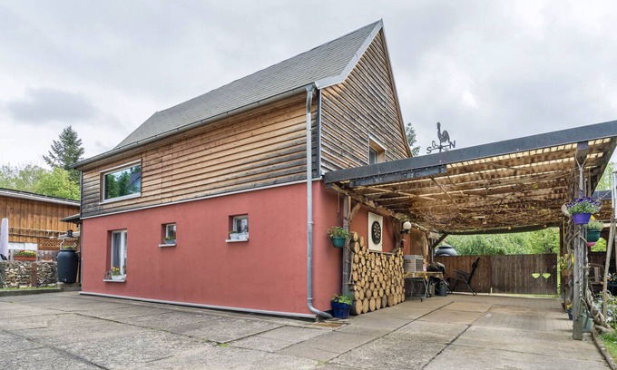 Langenwetzendorf Ski Chalet | Chalet 'Kunterbunt' with Shared Terrace, Private Garden and Wi-Fi