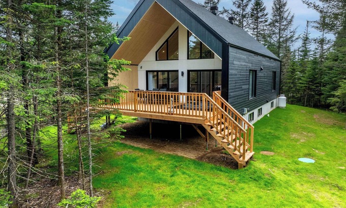 Shannon Ski Chalet | Chalet Le Mysa Spa & Great Comfort