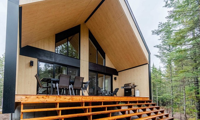 Shannon Ski Chalet | Chalet Le Stockholm, private spa-Shannon