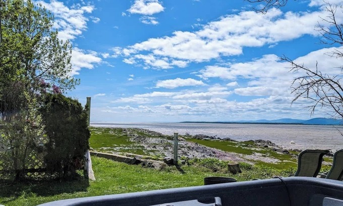 Cap-Saint-Ignace Ski Chalet | Chalet Loft #3 Waterfront with Spa, Fireplace & Wifi