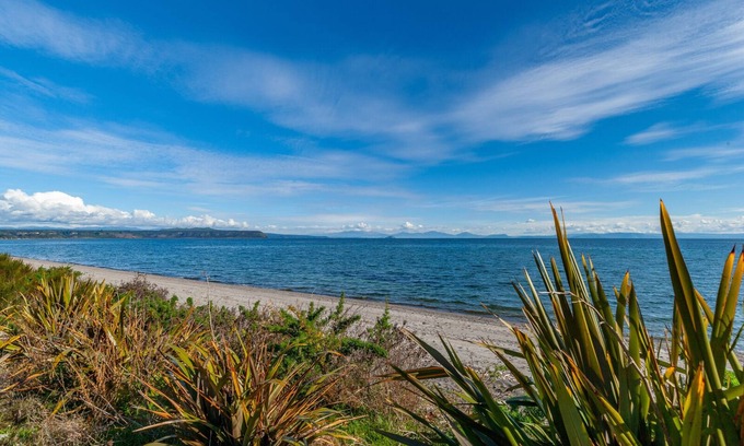 Waitahanui House | Chalet Mahuta - Five Mile Bay Holiday Home