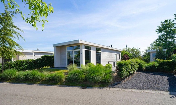 Biddinghuizen Ski Chalet | Chalet near Veluwemeer with garden terrace