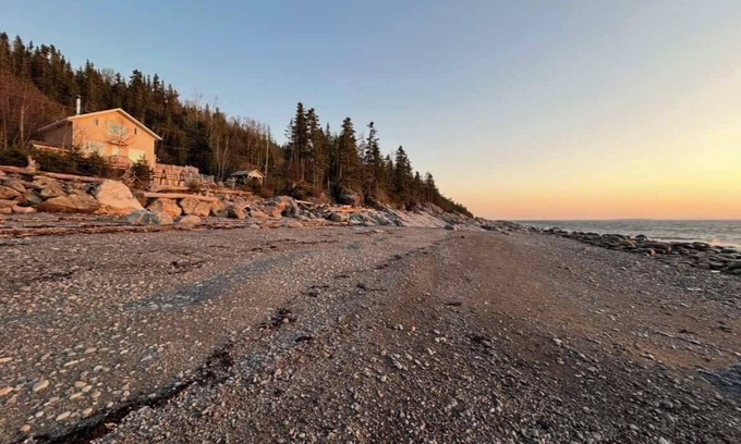 Notre-Dame-des-Neiges Ski Chalet | Chalet on a private beach on the St. Lawrence - quiet & breathtaking view