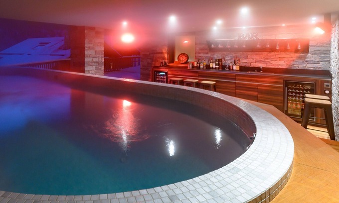 Les Allues Ski Chalet | Chalet 'Serendipity' with Mountain View, Wi-Fi and Air Conditioning