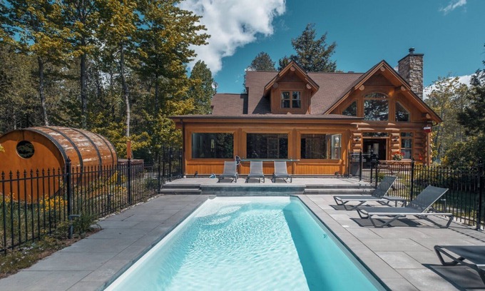 Fiddler Lake Resort Ski Chalet | Chalet Silver Fox at Fiddler Lake with Hot Tub, Sauna, and Private Pool