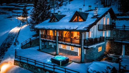 Paquier Ski Chalet | Chalet Snostorm