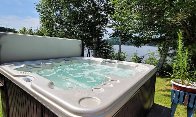 Val-des-Bois House | Chalet spa/sauna on the riverfront