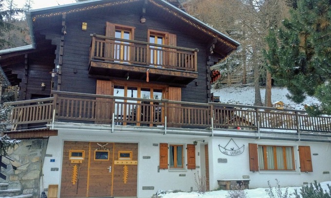 St. Luc Ski Chalet | Chalet VOLIERE HAUT. -Outside: for 8 people, large terrace, garden, balcony, barbecue, sun tent, gar