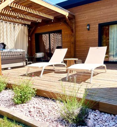 Chataigneraie Cantalienne Bed & Breakfast | Chalet Zénaé