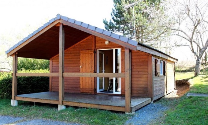Treignat House | Chalets indépendants en camping 2 étoiles avec terrasse – Idéal famille, activités et jeux pour enfants - FR-1-489-405