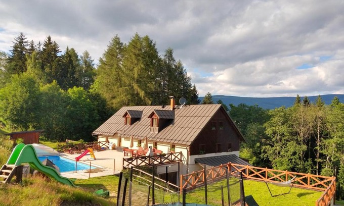 Vrchlabi Ski Chalet | Chalupa Barborka - Národní park Krkonoše, sauna, bazén, dětské hřiště, gril, 6 pokojů, kuchyň, společenská místnost s krbem