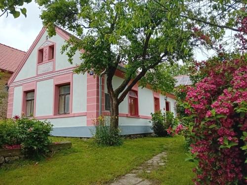 Mojne House | Chalupa Baroko