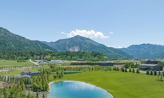 Alpine Northwest House | Chambord Lodge Your Dream Alpine Retreat across from Ferry Peak