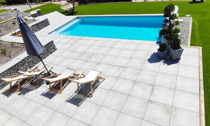 Prunieres Apartment | chambre 2 vue lac av piscine