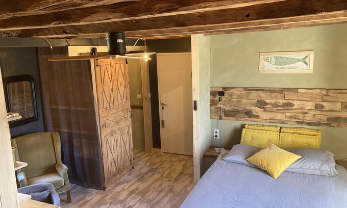 Saint-Cernin-de-Larche Bed & Breakfast | Chambre D'hôtes Familiale sur le Causse Corrézien. Calme Assuré. Tarif Pour 2