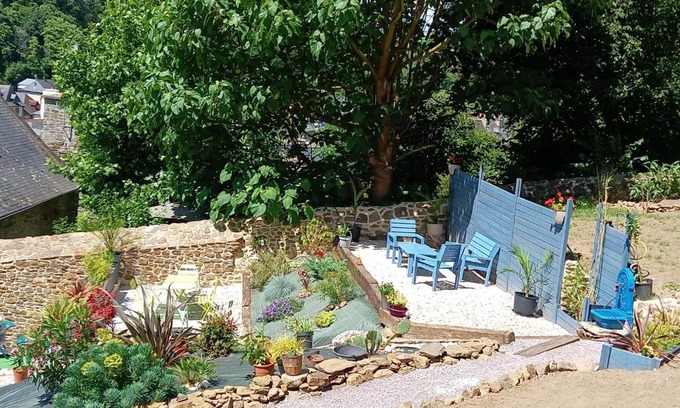 Lanvallay Bed & Breakfast | Chambre d'hote Familiale de la maison Bleue