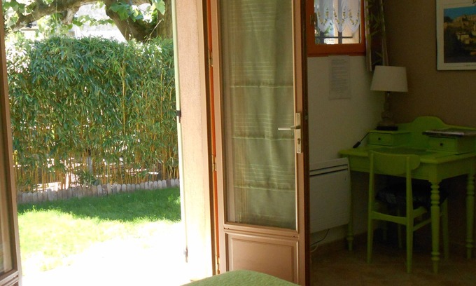 Donzere House | Chambre d'hotes with shower room, wc and terrace