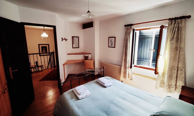 Annepont Bed & Breakfast | Chambre Les Glycines - guest house - le Moulin d'Annepont