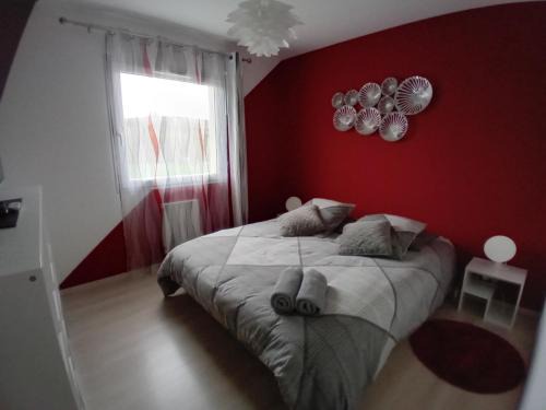 Doissin House | chambre rouge privée avec piscine
