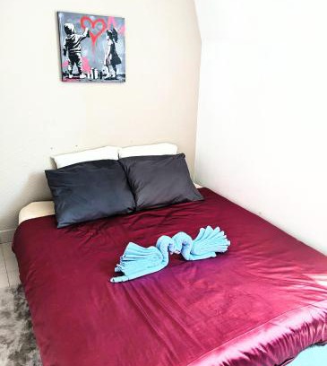 Nevers House | Chambre tout confort et sympa ! Et nuit calme surtout ! à pied , 5min de la gare ! de la cathédrale ! et des bords de Loire ! localisation top ! MAIS merci de BIEN lire ma présentation personelle, car le site impose la sienne, lire jusqu'à section profil