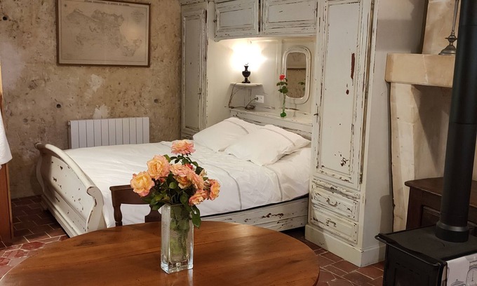 Perrusson Apartment | Chambre Troglodyte 26m² Proche des Chateaux de la Loire des Circuits a Velo