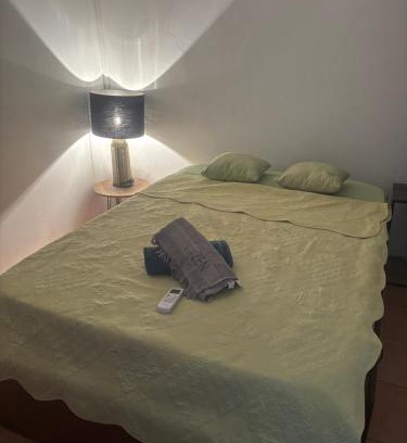 Centre-Ville House | Chambre zen confort et simple Sans Climatisation