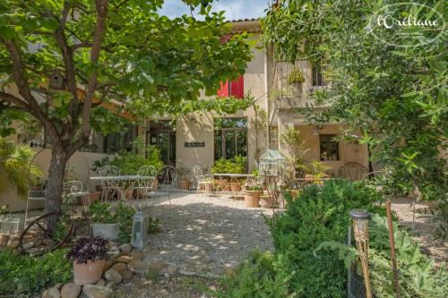 Chateauneuf-de-Gadagne Bed & Breakfast | CHAMBRES D'HÔTES L'Oréliane en Provence Adults Only