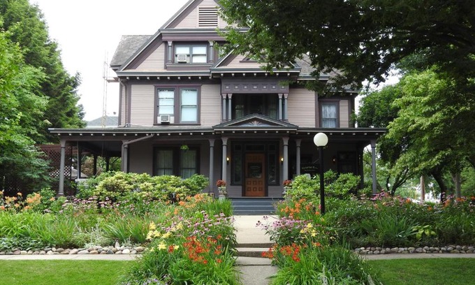 Champaign Bed & Breakfast | Champaign Garden Inn