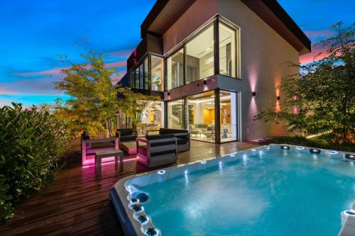 Tuchomerice Villa | Chandelier Sky Mansion