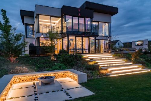 Tuchomerice Villa | Chandelier Sky Mansion - express